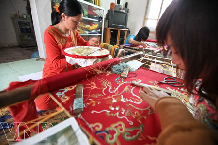 Quat Dong Embroidery Village - Hanoi Tours